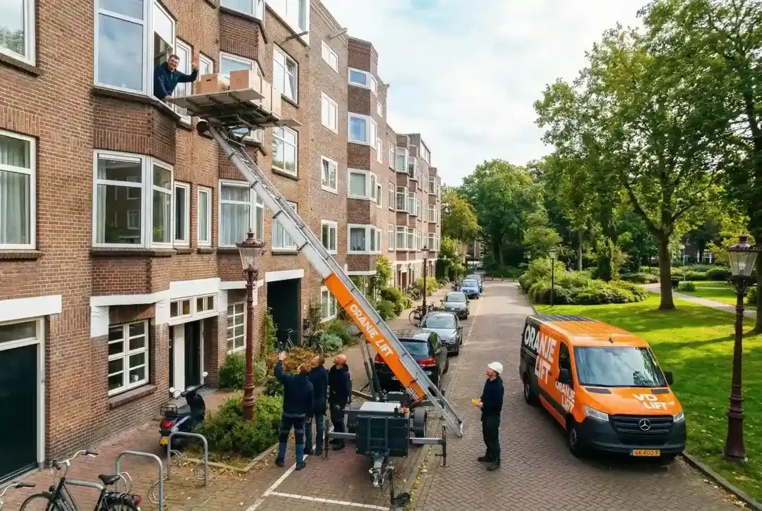 Compacte aanhangerlift op de stoep in een smalle Amsterdamse straat waar geen parkeervak vrij is