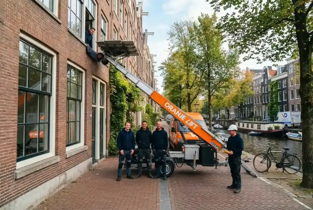Compacte aanhangerlift van Verhuislifthuren.nl opgesteld langs een Amsterdamse gracht, met de lift uitgeschoven naar een raam op de tweede verdieping