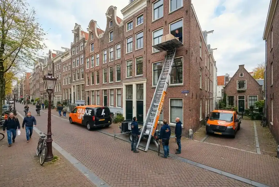 Aanhangerlift van Verhuislifthuren.nl opgesteld voor een grachtenpand in Amsterdam