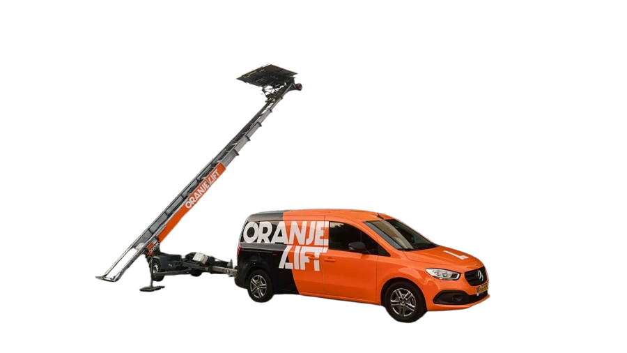 Oranje aanhangerlift van Verhuislifthuren.nl, uitgeklapt en klaar voor gebruik