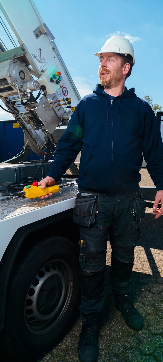 Operator met helm en afstandsbediening