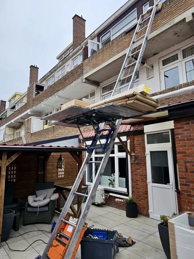 GEDA opbouwlift opgesteld aan de achterzijde van woningen
