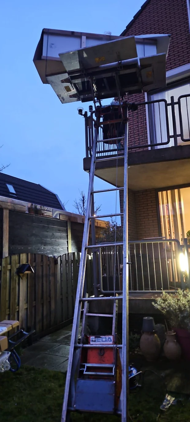 GEDA naar balkon in avondlicht