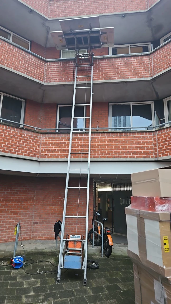 GEDA op binnenplaats van flat