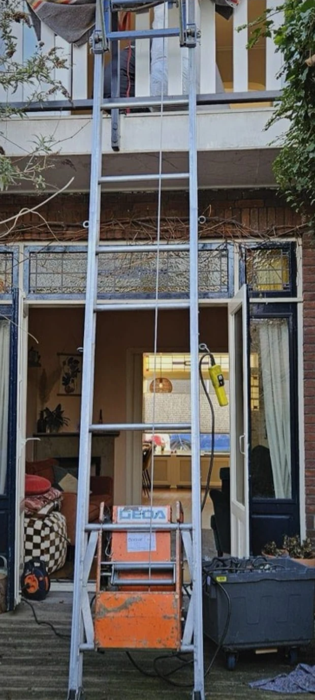 GEDA opbouwlift bij het raam van een achterhuis