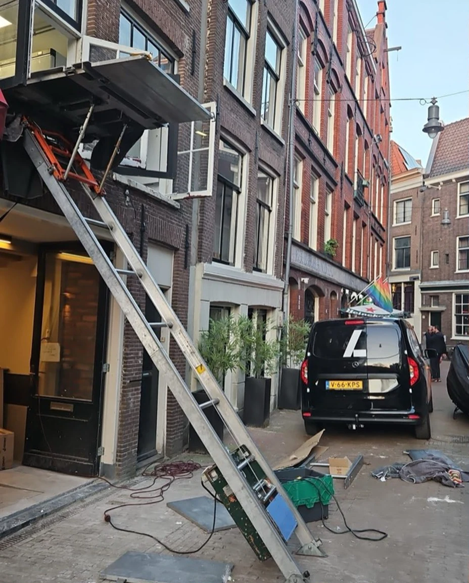 GEDA opbouwlift bij een open raam in een smalle straat