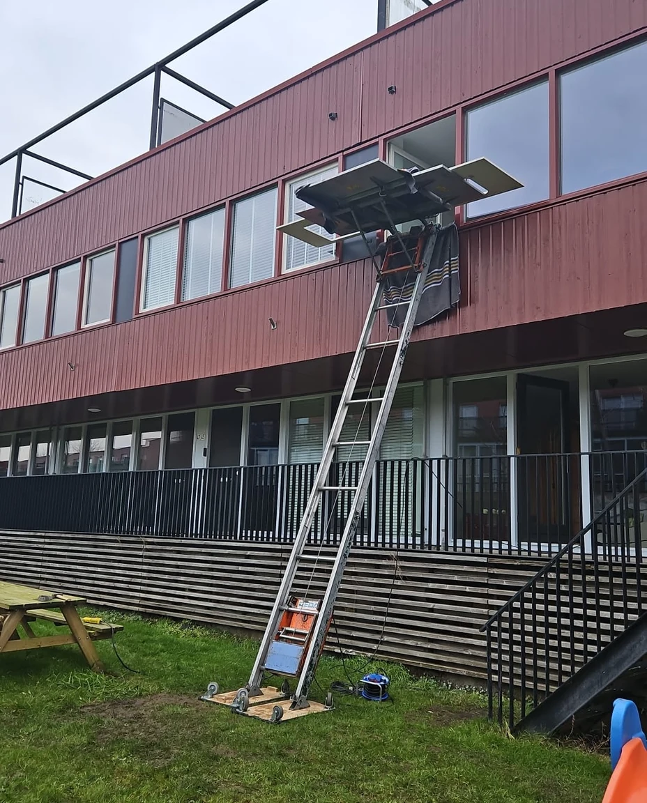 GEDA tegen rode bakstenen flat, gras