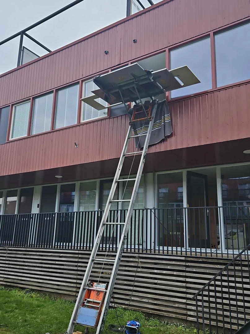 GEDA tegen rode bakstenen flat, tweede standpunt