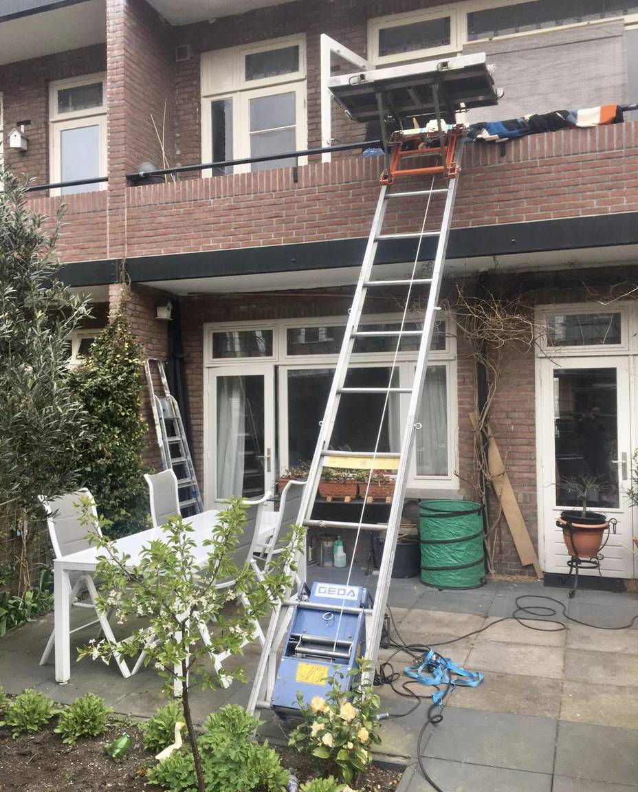 GEDA opbouwlift bij het balkon van een woongebouw
