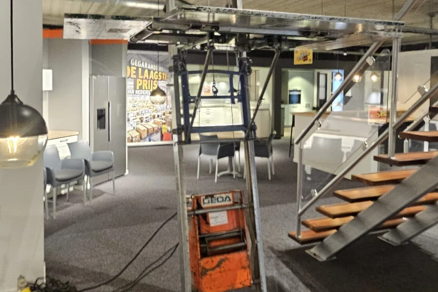 Plateau en aandrijving van een GEDA opbouwlift in een showroom