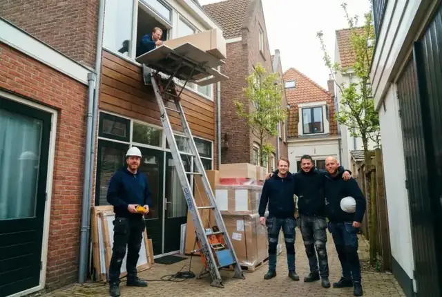 Team van Verhuislifthuren.nl aan het werk met een GEDA opbouwlift op de bouwplaats