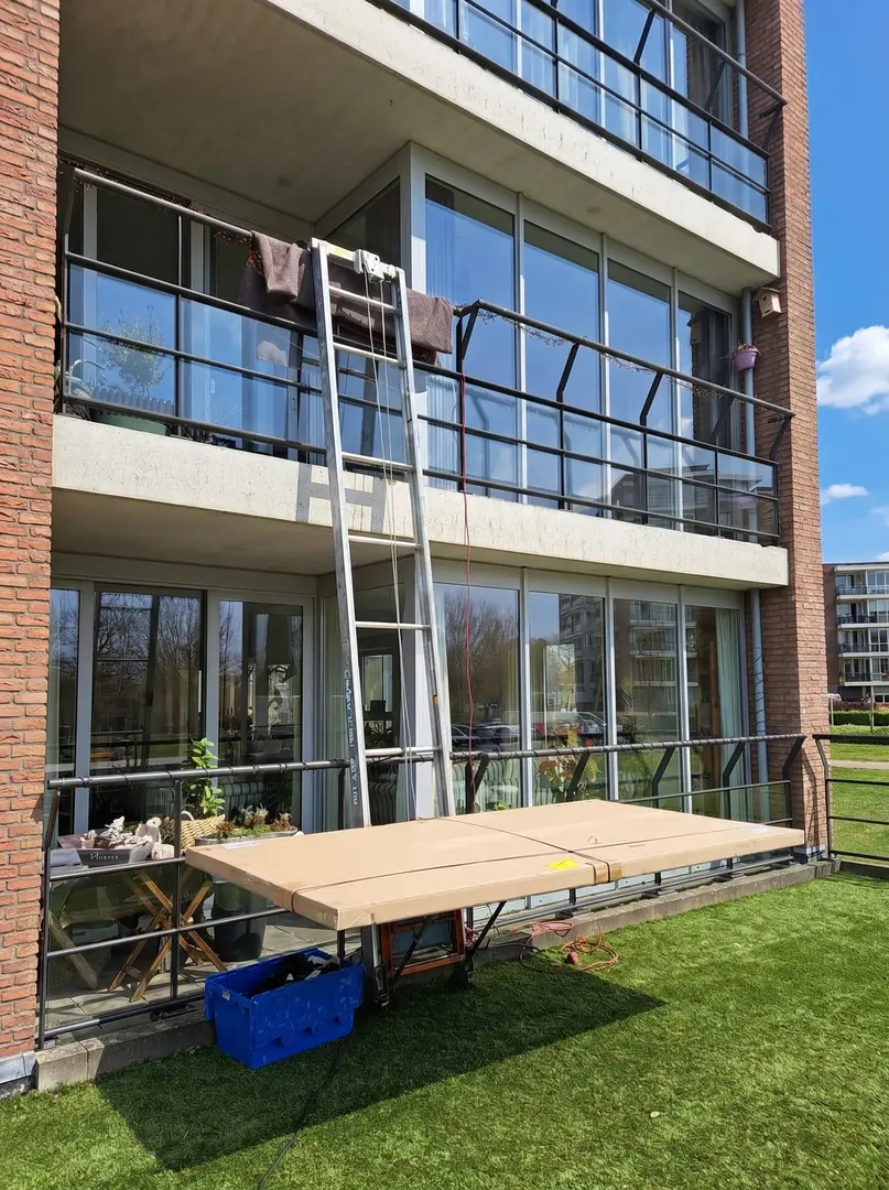 GEDA opbouwlift brengt een grote plaat naar een hoog balkon zonder gesjouw via de trap