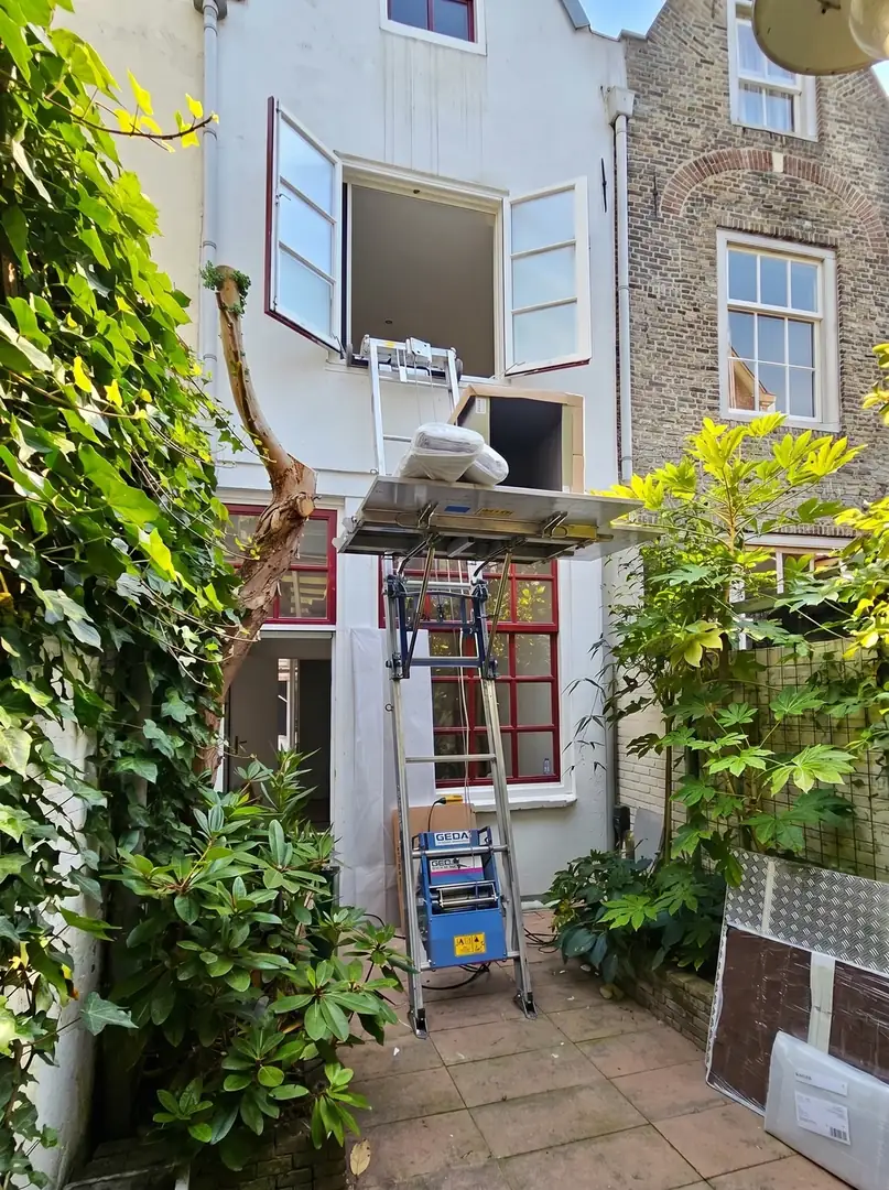 GEDA opbouwlift tilt een matras naar het raam, dwars over een binnentuin