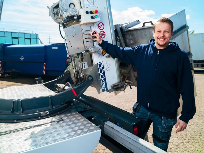 Operator bedient een witte verhuislift