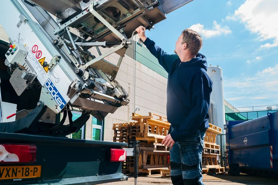 Operator kantelt het liftplateau