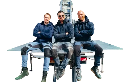 Drie operators op het plateau van een verhuislift