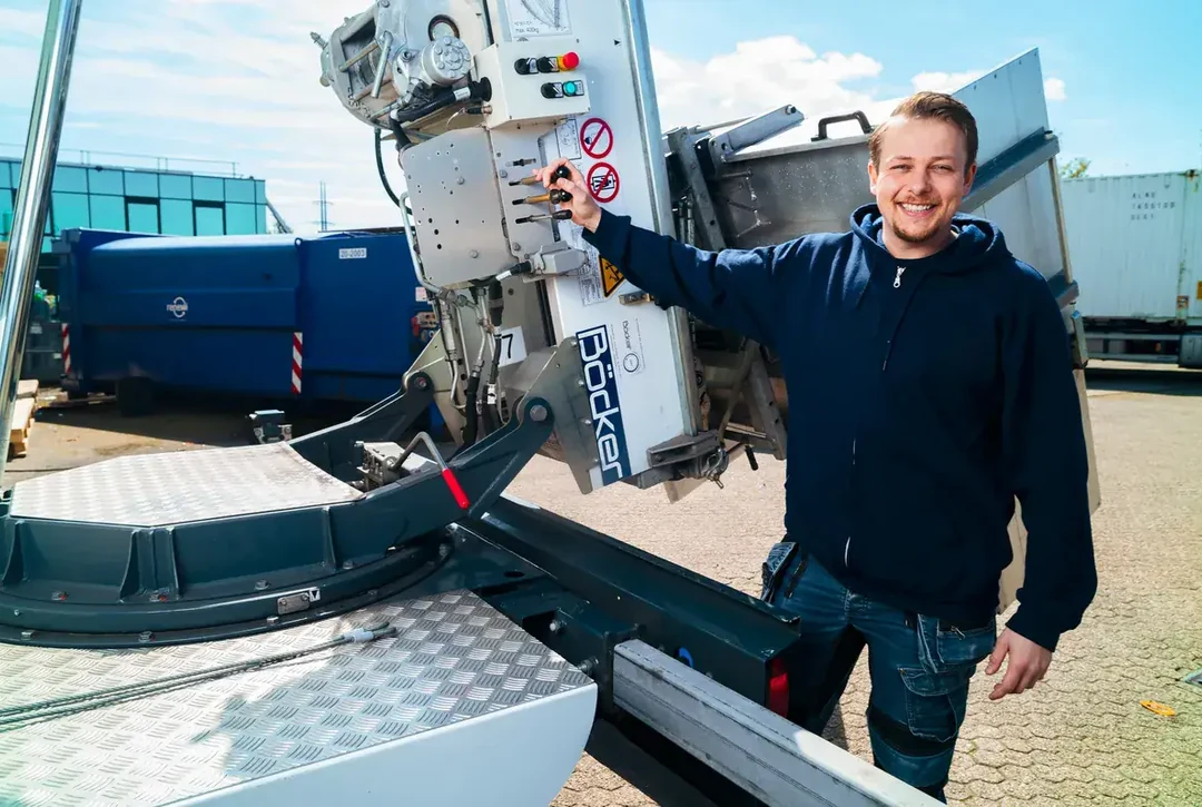 Operator bij een witte Böcker-verhuislift
