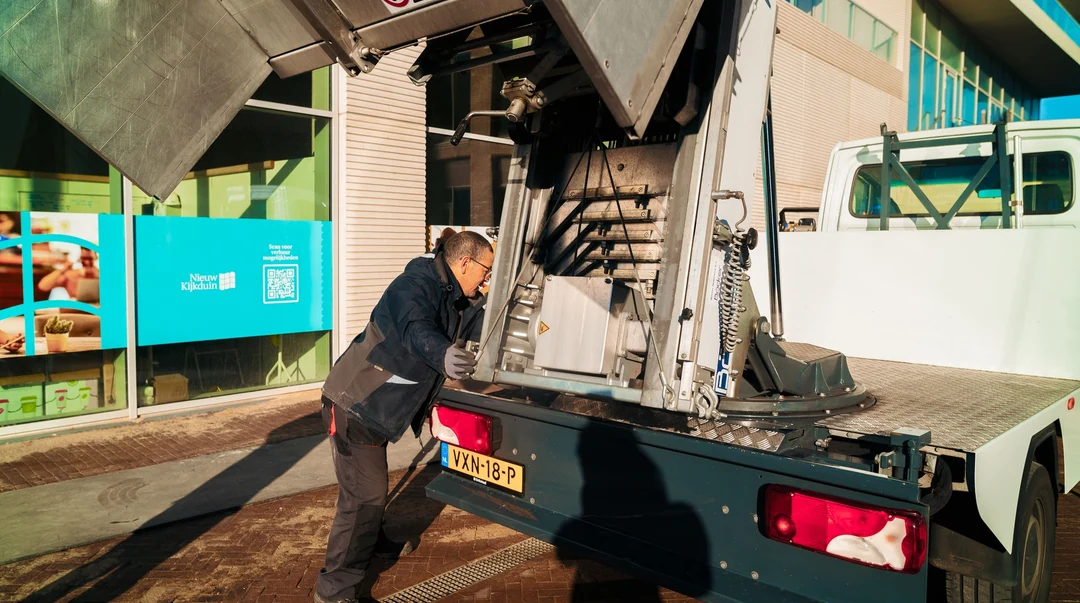 Operator werkt achter de witte verhuislift