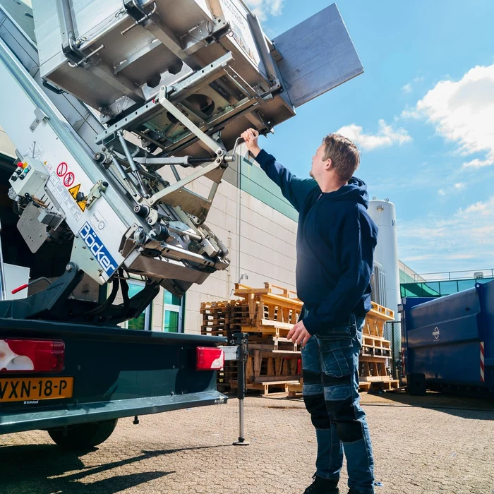 Operator maakt het liftplateau gereed