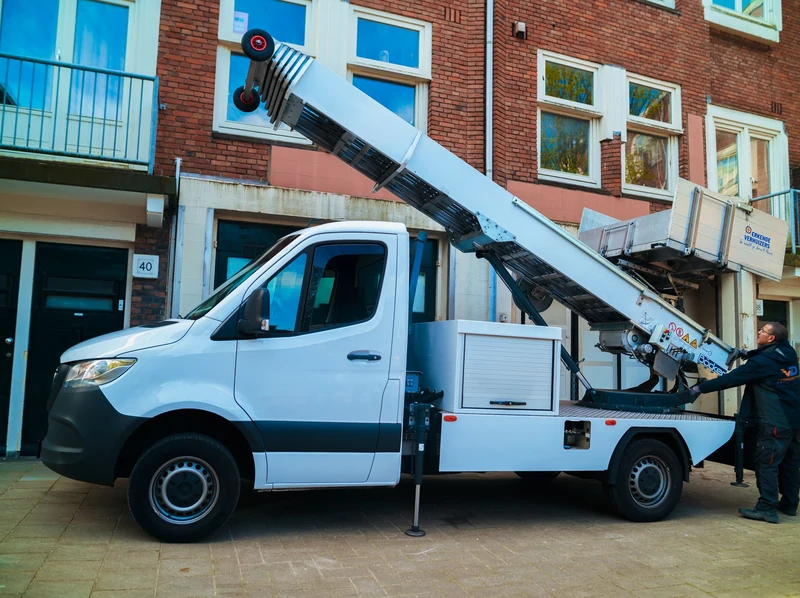 Witte verhuislift opgesteld bij een bovenwoning