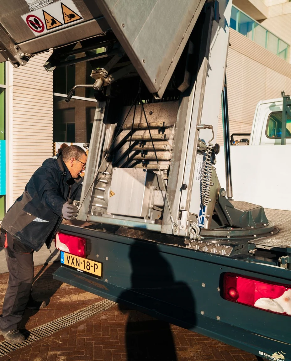 Operator werkt bij het plateau van de witte verhuislift