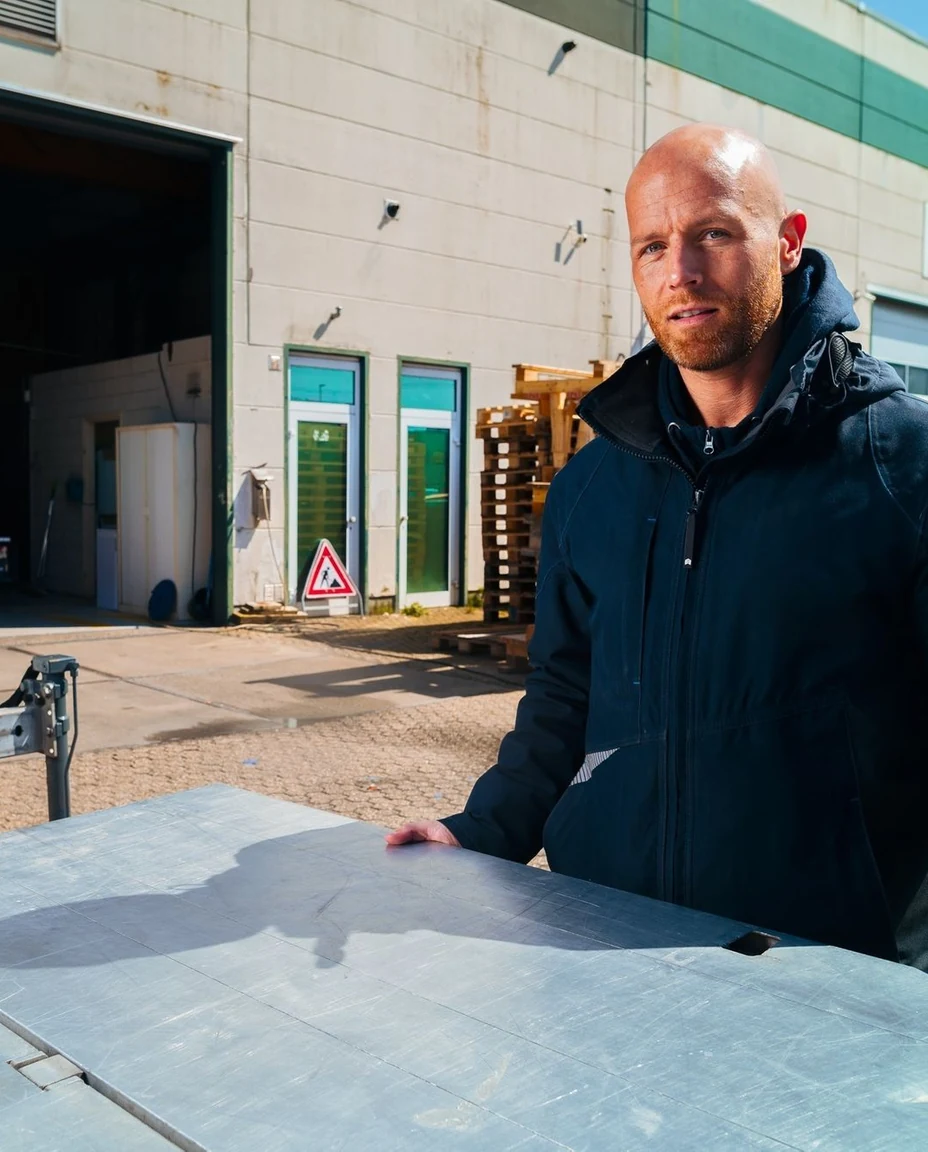 Operator bij het plateau van de verhuislift