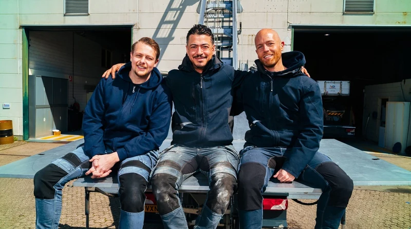 Drie operators op het liftplateau