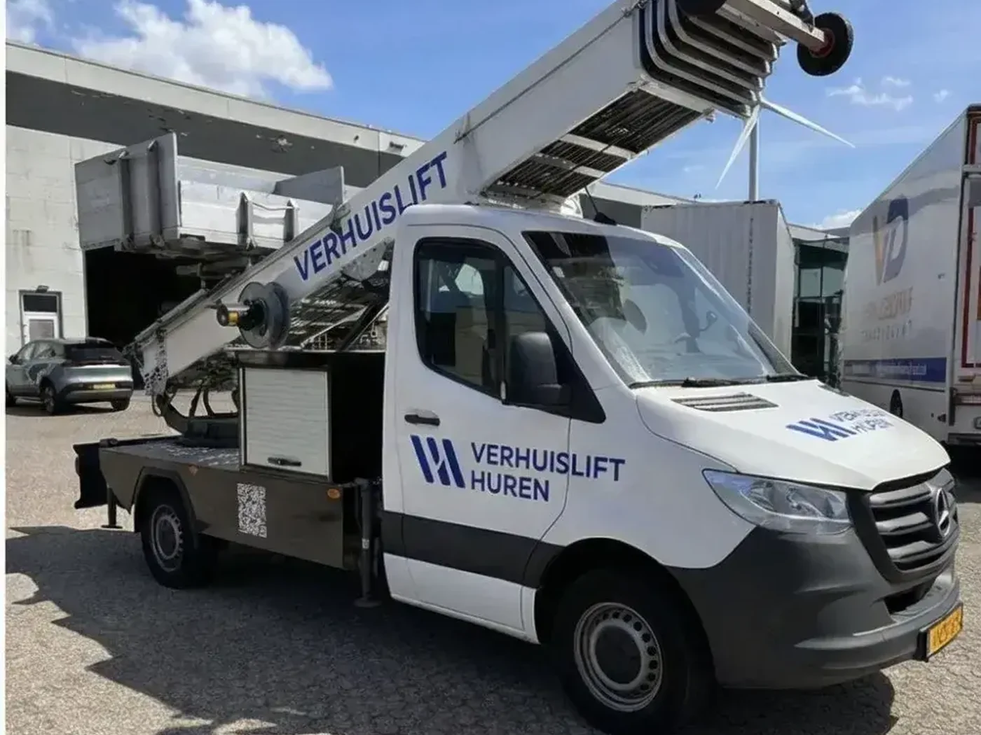 Witte Mercedes Sprinter met Verhuislift Huren-opdruk