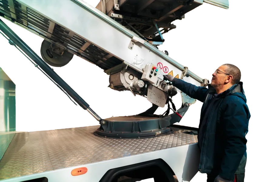 Operator bij liftmechaniek